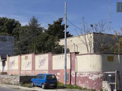 Questa zona un tempo frequentata da tanti militari � infatti ora in stato di abbandono: qualche anno fa si era pensato di trasformare le caserme in polo della giustizia o in alloggi per i migranti e per i senzatetto, ma questo progetto non � andato in porto